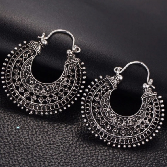 Jewelry - Host pick 🎊 BOHO antique silver toned earrings